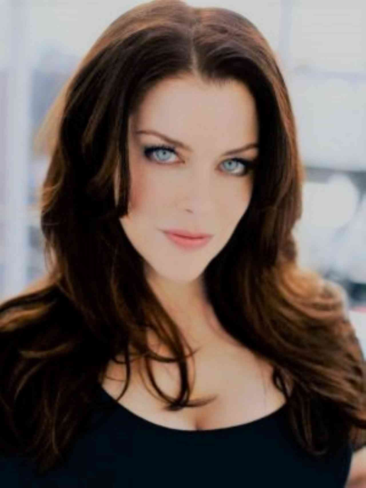 Kim Director Measurements, Shoe, Bio, Height, Weight, and More!