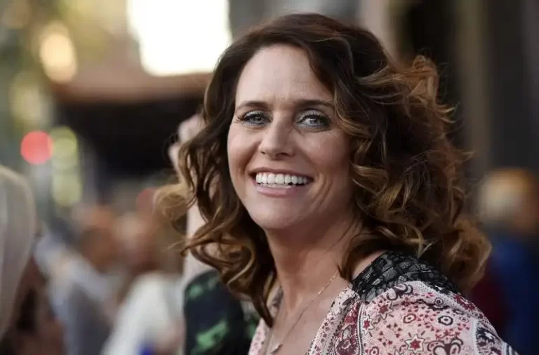 All you need to know about Amy Landecker