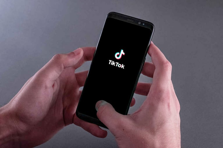 Guide To Using TikTok's Algorithm For Watching Videos You Like! 1 Guide To Using TikToks Algorithm For Watching Videos You Like 1